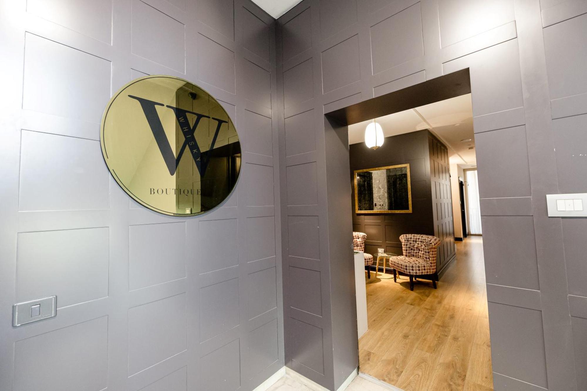 Boutique Hotel Whisky ティラナ エクステリア 写真