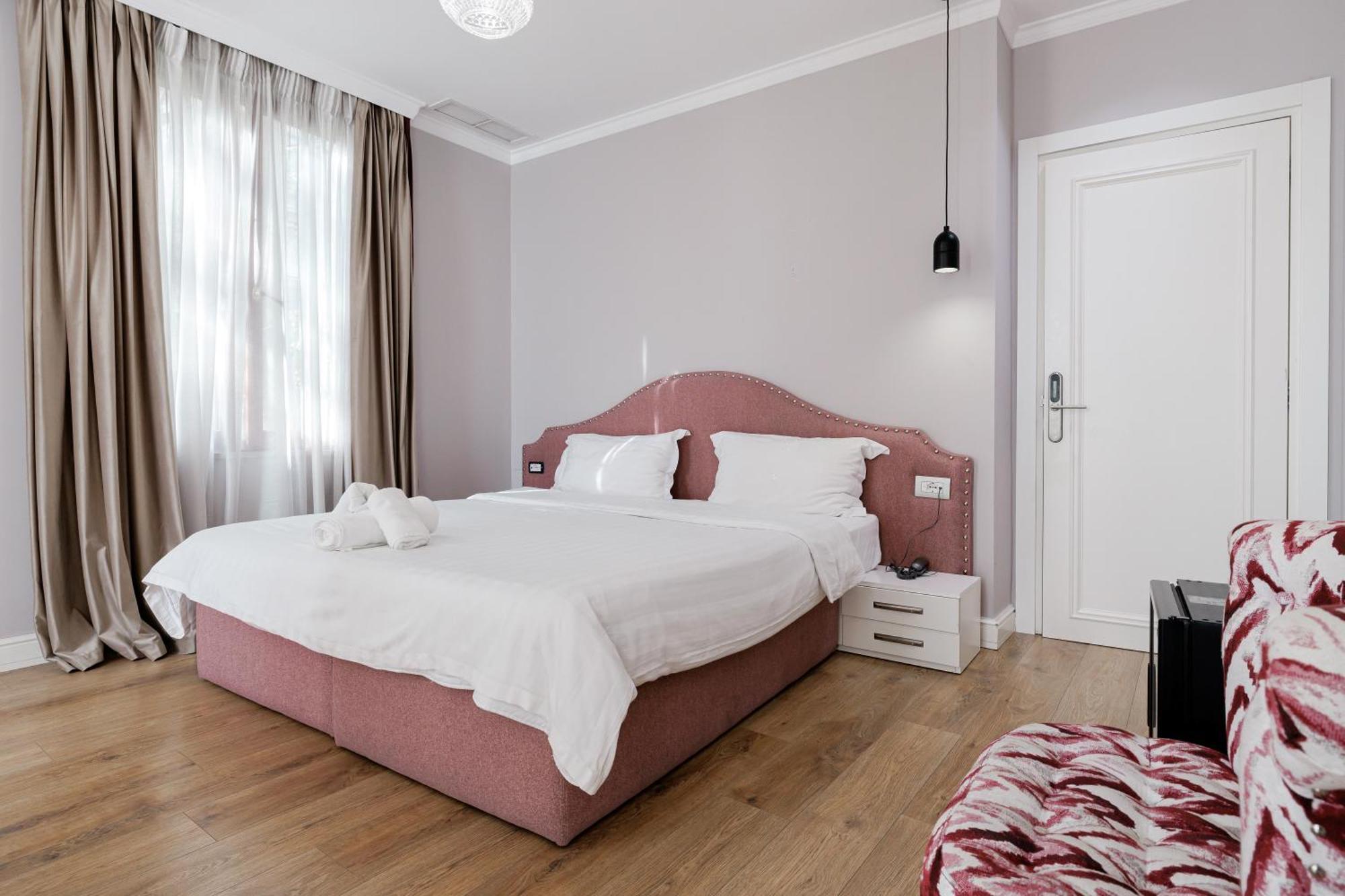 Boutique Hotel Whisky ティラナ エクステリア 写真